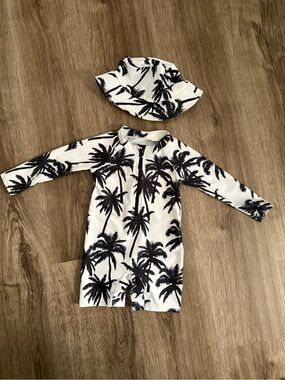 SHEIN White Kids Long-Sleeve Rashguard Set with Black Palm Print